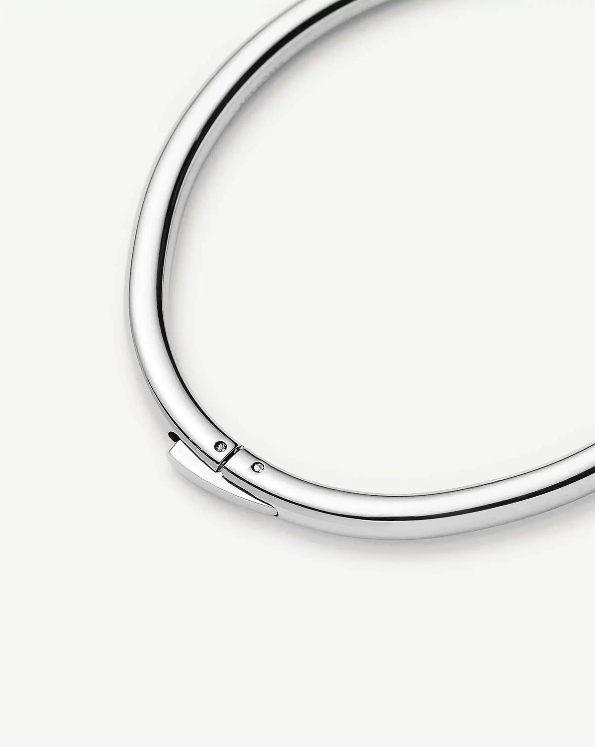 Avaline Classic Round Hinged Bangle