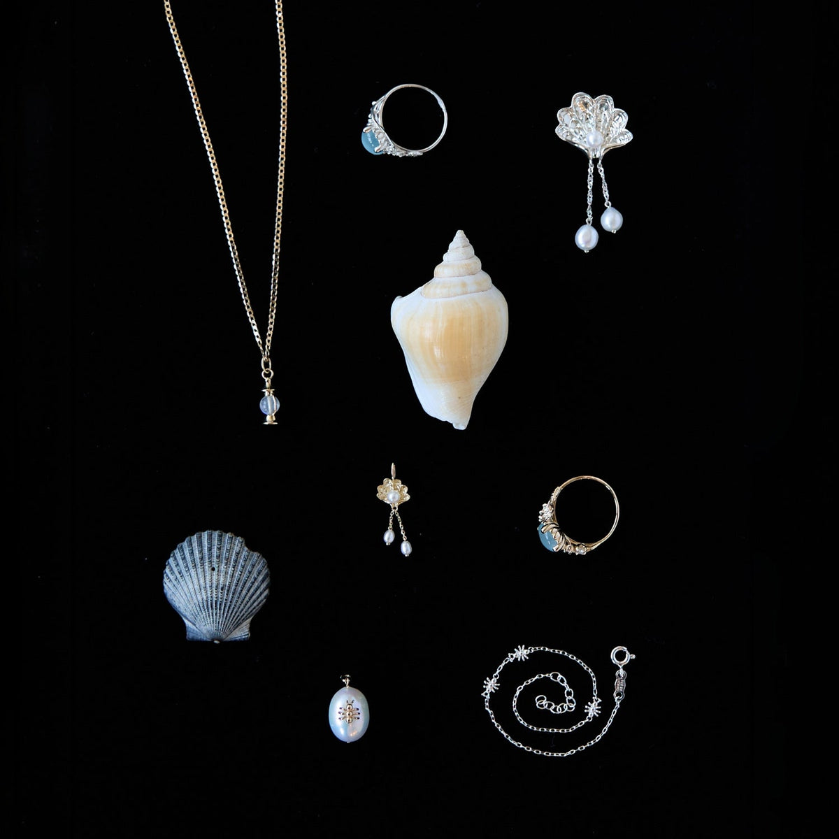 Avaline Venus From A Shell Gold Charm