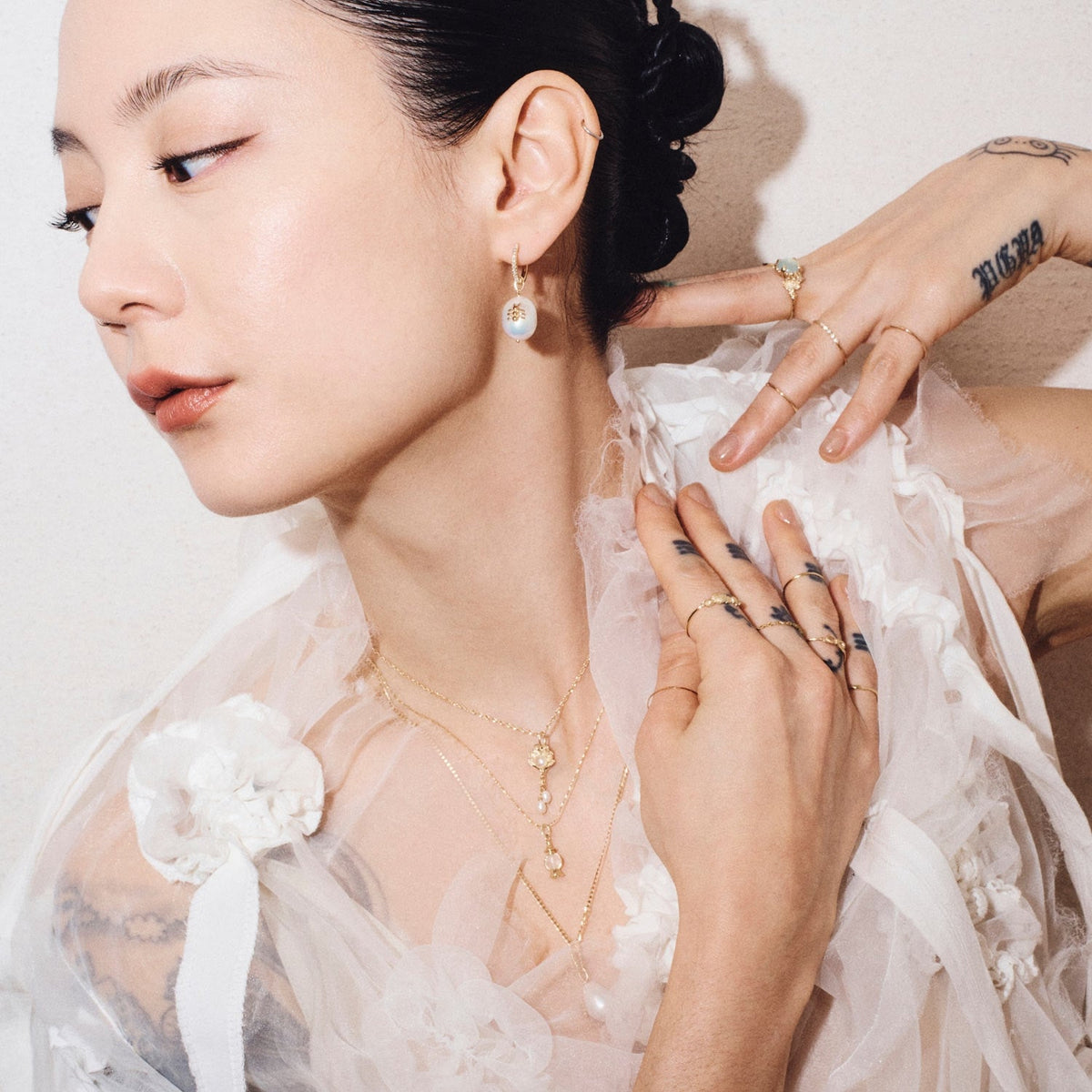 Avaline Venus From A Shell Gold Charm
