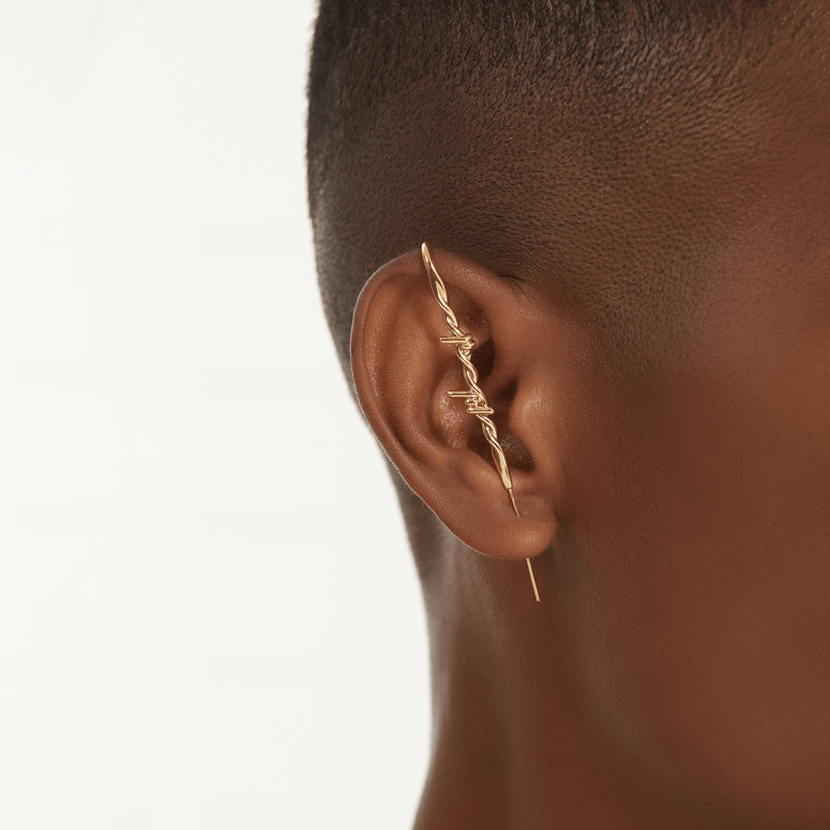 [Caution] ear cuff in gold worn on the ear, profile view