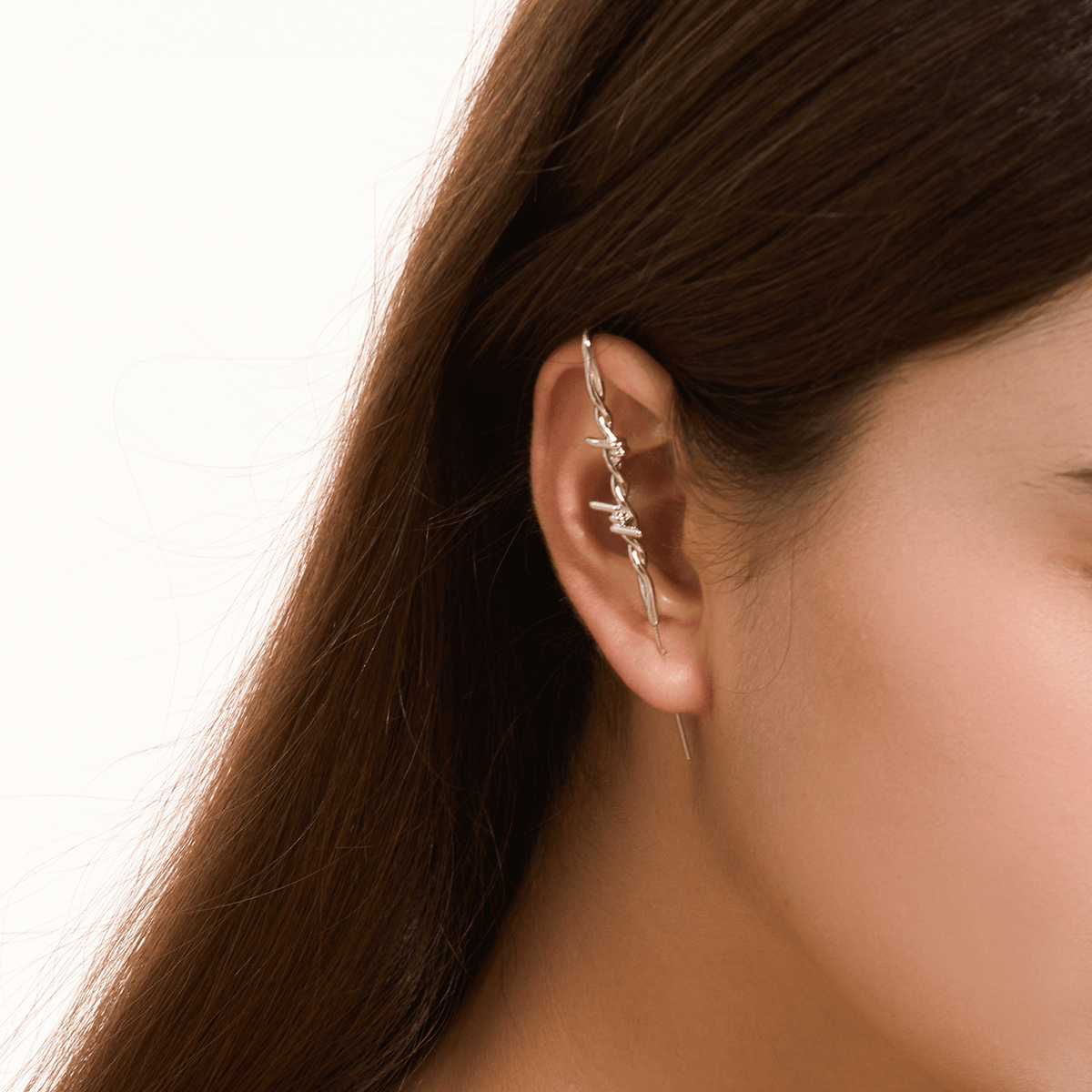 [Caution] ear cuff in silver worn on the ear, profile view