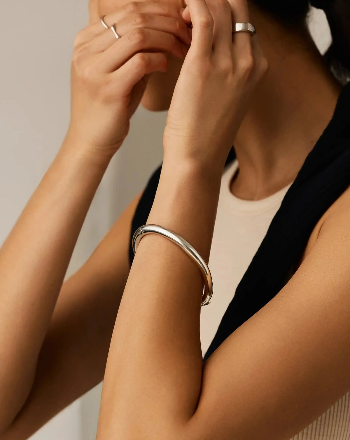 Avaline Chunky Round Hinged Bangle