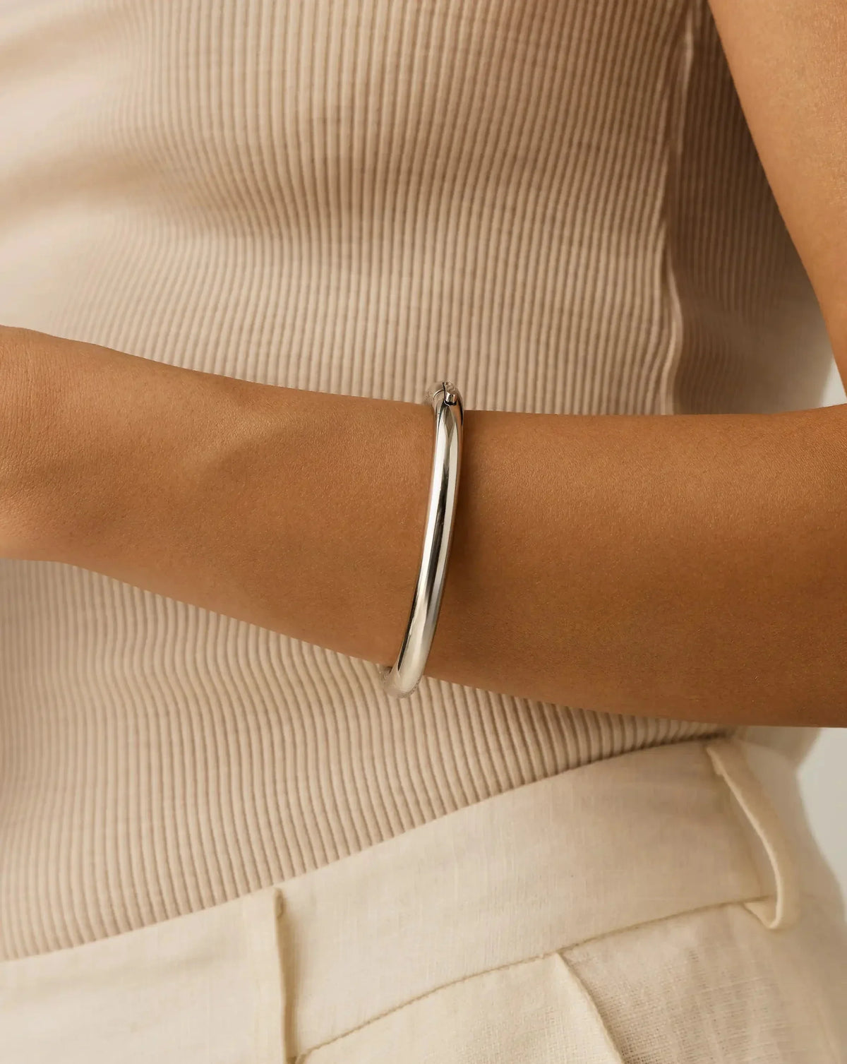 Avaline Chunky Round Hinged Bangle