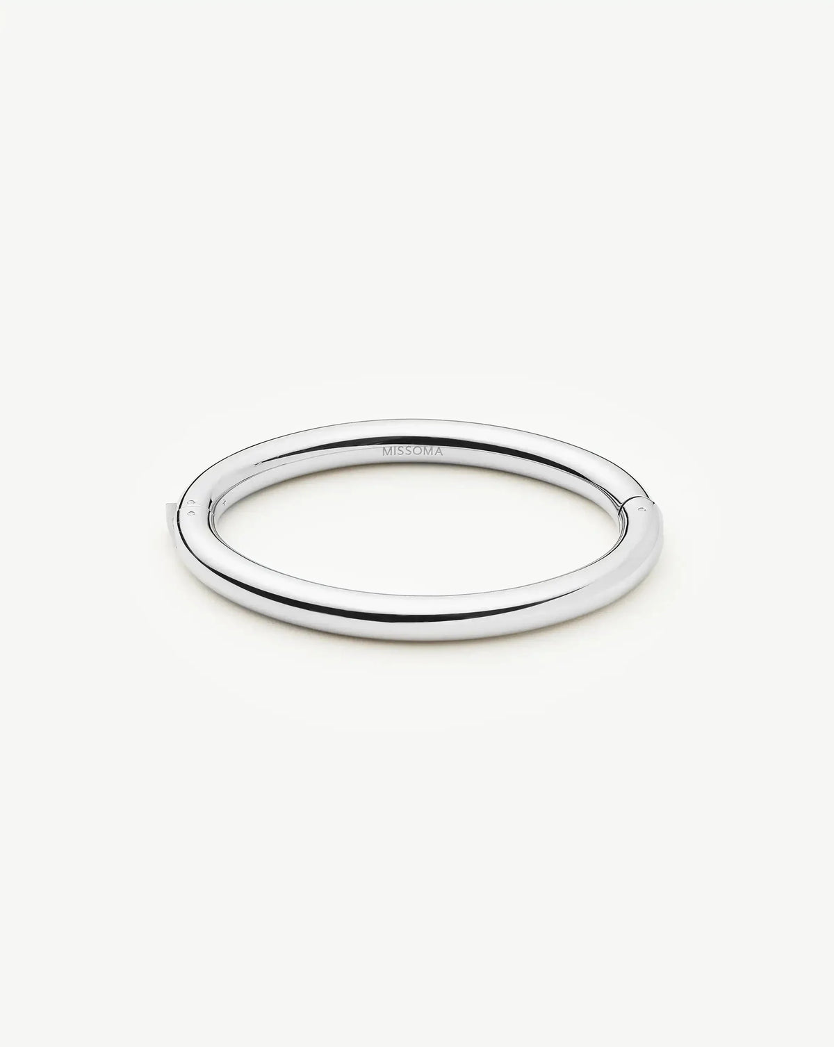 Avaline Chunky Round Hinged Bangle