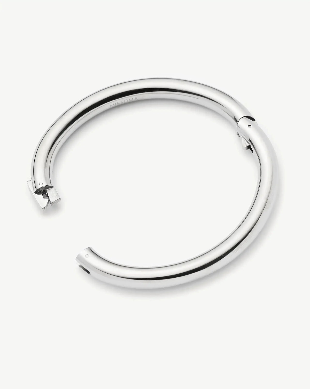 Avaline Chunky Round Hinged Bangle
