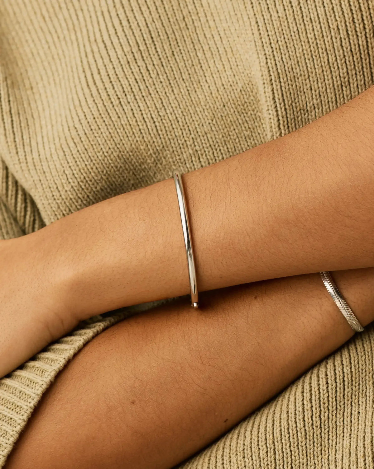 Avaline Classic Round Hinged Bangle