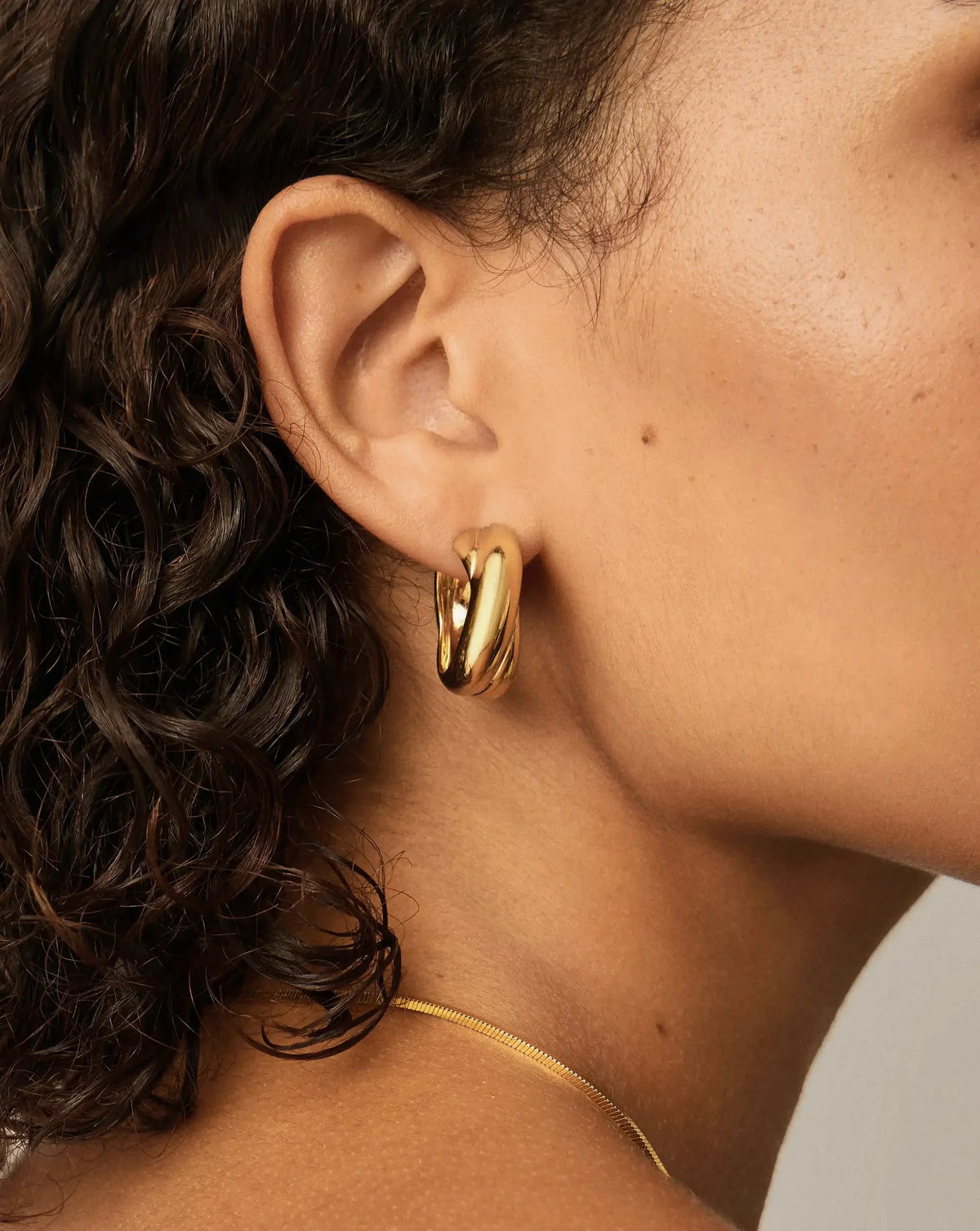 Avaline Lucy Williams Chunky Medium Entwine Hoop Earrings